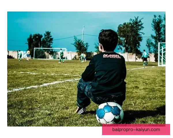 足球比赛动图呈现精彩瞬间，值得球迷持续关注和分享