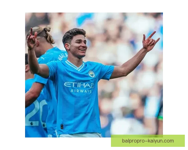 阿尔瓦雷斯在曼城的表现稳健，逐渐融入球队战术体系